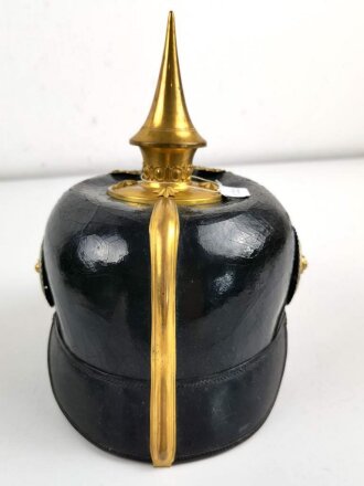 Preussen, Pickelhaube für einen Reserveoffizier. Glocke eingesunken, Schuppenkette defekt. Keine Doppellöcher, in allen Teilen Original und zusammengehörig