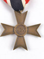 Kriegsverdienstkreuz 2. Klasse 1939 ohne Schwerter am Band, dieses mit Kleberesten, Buntmetall