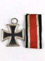 Eisernes Kreuz 2. Klasse 1939 mit Bandabschnitt, Hakenkreuz mit voller Schwärzung, ungereinigtes Stück