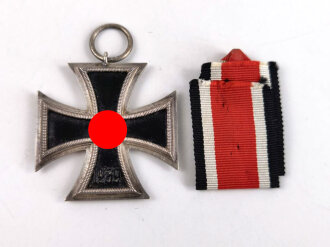 Eisernes Kreuz 2. Klasse 1939 mit Bandabschnitt, Hakenkreuz mit voller Schwärzung