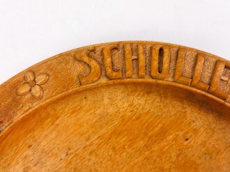 Geschnitzter Holzteller "Ehret die Scholle die euch ernähret" Drei erhaben geschnitzte Sonnenräder, Durchmesser 33cm