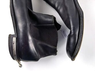 Paar Zugstiefel für Offiziere zum Waffenrock, ungereinigt, weiches Leder. Sohlenlänge 28cm