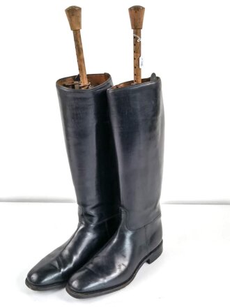 Paar Stiefel für Offiziere der Wehrmacht. Leicht getragenes Paar, Leder weich, Sohlenlänge 29,5cm, mit den zugehörigen Spannern