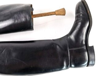 Paar Stiefel für Offiziere der Wehrmacht. Leicht getragenes Paar, Leder weich, Sohlenlänge 29,5cm, mit den zugehörigen Spannern