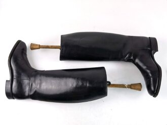 Paar Stiefel für Offiziere der Wehrmacht. Leicht getragenes Paar, Leder weich, Sohlenlänge 29,5cm, mit den zugehörigen Spannern