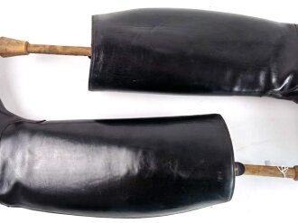 Paar Stiefel für Offiziere der Wehrmacht. Leicht getragenes Paar, Leder weich, Sohlenlänge 29,5cm, mit den zugehörigen Spannern