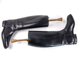 Paar Stiefel für Offiziere der Wehrmacht. Leicht getragenes Paar, Leder weich, Sohlenlänge 29,5cm, mit den zugehörigen Spannern