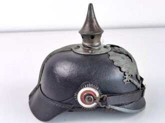 Preußen 1.Weltkrieg,  Pickelhaube für Mannschaften. Kinnriemen repariert , die Kokarden neu lackiert, der Rest höchstwahrscheinlich aus Teilen zusammengestellt.