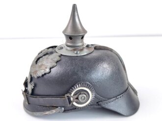 Preußen 1.Weltkrieg,  Pickelhaube für Mannschaften. Kinnriemen repariert , die Kokarden neu lackiert, der Rest höchstwahrscheinlich aus Teilen zusammengestellt.