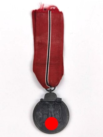 Medaille " Winterschlacht im Osten" mit Hersteller 25 im Bandring für Arbeitsgemeinschaft der Graveur-, Gold- und Silberschmiedeinnungen, Hanau a. Main, am Band