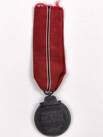 Medaille " Winterschlacht im Osten" mit Hersteller 25 im Bandring für Arbeitsgemeinschaft der Graveur-, Gold- und Silberschmiedeinnungen, Hanau a. Main, am Band