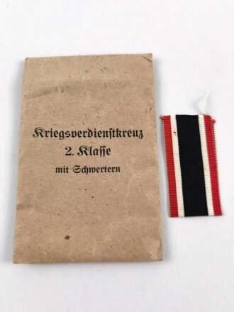 Verleihungstüte zum Kriegsverdienstkreuz 2. Klasse mit Schwertern und Bandabschnitt, Rückseitig mit Hersteller " G.H. Osang, Dresden" Maße 8,5 x 13cm