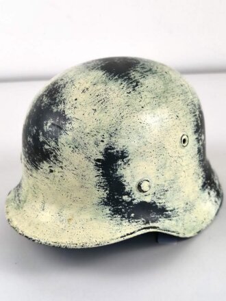 Stahlhelm Wehrmacht Modell 1940. In allen Teilen originales Stück, leider aussen sicherlich neuzeitlich weis überlackiert. Ausser der Lot Nummer keine erkennbare Stelmelung. Innefutter Grösse 57, daher Glockengrösse 64