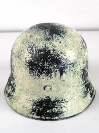 Stahlhelm Wehrmacht Modell 1940. In allen Teilen originales Stück, leider aussen sicherlich neuzeitlich weis überlackiert. Ausser der Lot Nummer keine erkennbare Stelmelung. Innefutter Grösse 57, daher Glockengrösse 64