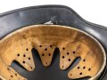 Stahlhelm Wehrmacht Modell 1940. In allen Teilen originales Stück, leider aussen sicherlich neuzeitlich weis überlackiert. Ausser der Lot Nummer keine erkennbare Stelmelung. Innefutter Grösse 57, daher Glockengrösse 64