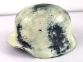 Stahlhelm Wehrmacht Modell 1940. In allen Teilen originales Stück, leider aussen sicherlich neuzeitlich weis überlackiert. Ausser der Lot Nummer keine erkennbare Stelmelung. Innefutter Grösse 57, daher Glockengrösse 64