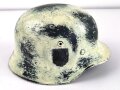 Stahlhelm Wehrmacht Modell 1940. In allen Teilen originales Stück, leider aussen sicherlich neuzeitlich weis überlackiert. Ausser der Lot Nummer keine erkennbare Stelmelung. Innefutter Grösse 57, daher Glockengrösse 64