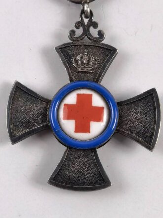 Bayern, Verdienstkreuz für freiwillige Krankenpflege 1901. Kreuz mit Krone und der silbernen Spange "1914" Silber, Zentrum emailliert