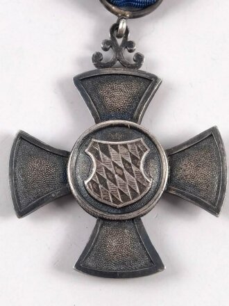 Bayern, Verdienstkreuz für freiwillige Krankenpflege 1901. Kreuz mit Krone und der silbernen Spange "1914" Silber, Zentrum emailliert