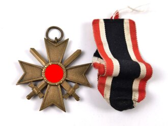 Kriegsverdienstkreuz 2. Klasse 1939 mit Schwertern, mit Bandabschnitt, Buntmetall