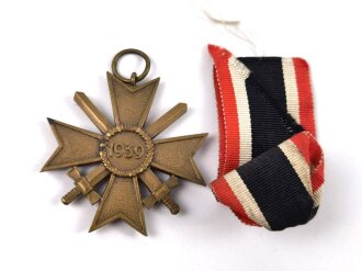 Kriegsverdienstkreuz 2. Klasse 1939 mit Schwertern, mit Bandabschnitt, Buntmetall