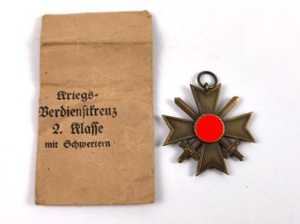 Kriegsverdienstkreuz 2. Klasse 1939 mit Schwertern, im Bandring Hersteller " 40" Berg & Nolte, Lüdenscheid (B&NL)  mit passender Verleihungstüte diese Rückseitig gestempelt