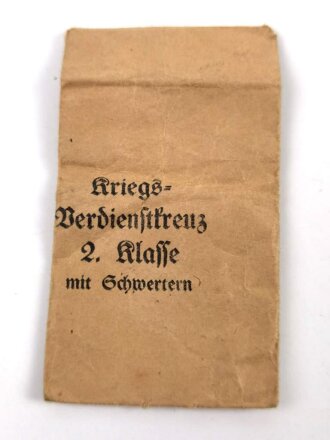 Kriegsverdienstkreuz 2. Klasse 1939 mit Schwertern, im Bandring Hersteller " 40" Berg & Nolte, Lüdenscheid (B&NL)  mit passender Verleihungstüte diese Rückseitig gestempelt