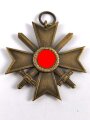 Kriegsverdienstkreuz 2. Klasse 1939 mit Schwertern, im Bandring Hersteller " 40" Berg & Nolte, Lüdenscheid (B&NL)  mit passender Verleihungstüte diese Rückseitig gestempelt