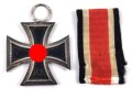 Eisernes Kreuz 2. Klasse 1939 mit Bandabschnitt, Hakenkreuz mit voller Schwärzung