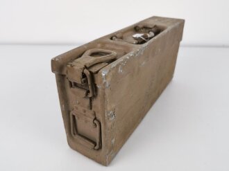 Gurtkasten Wehrmacht. Aluminium, datiert 1939, vermutlich neuzeitlich lackiert. Ungereinigtes Stück