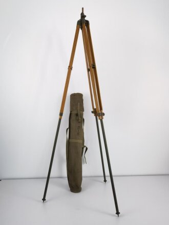 U.S. WWII Signal Corps, Tripod for Signal lamp EE-84. Very good condition, in bag BG -73.