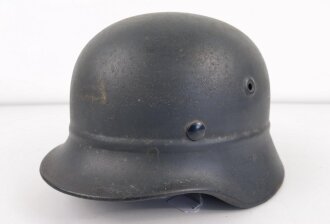 Stahlhelm Luftschutz. Ausschusshelm ( Fehler am mitgeprägten Lüftungsbolzen ) daher mit der Sicke versehen und als Luftschutzhelm verwendet. Originallack, hatte niemals ein Emblem