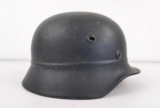 Stahlhelm Luftschutz. Ausschusshelm ( Fehler am mitgeprägten Lüftungsbolzen ) daher mit der Sicke versehen und als Luftschutzhelm verwendet. Originallack, hatte niemals ein Emblem