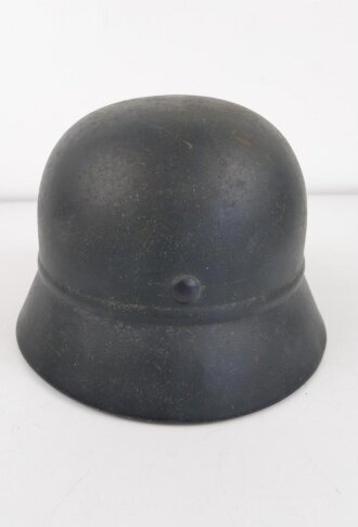 Stahlhelm Luftschutz. Ausschusshelm ( Fehler am mitgeprägten Lüftungsbolzen ) daher mit der Sicke versehen und als Luftschutzhelm verwendet. Originallack, hatte niemals ein Emblem