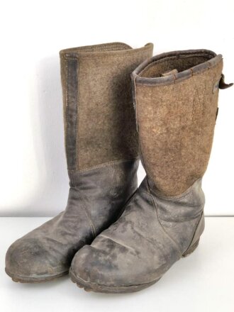 Paar Winterstiefel Wehrmacht. Getragenes, ungereinigtes Paar, Sohlenlänge 29cm. Ursprünglich kein Paar, aber offensichtlich zusammen getragen