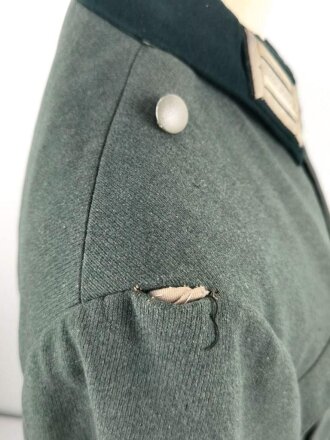 Heer, Feldbluse alter Art für einen Offizier der Infanterie. getragenes Stück , zwei Reparaturstellen auf der Tasche, sonst guter Zustand