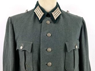 Heer, Feldbluse alter Art für einen Offizier der Infanterie. getragenes Stück , zwei Reparaturstellen auf der Tasche, sonst guter Zustand