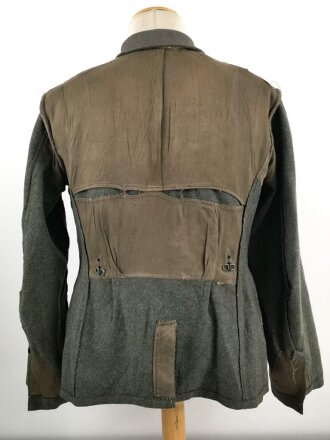 Heer, Feldbluse für Mannschaften Modell 1940. Kammerstück in gutem Zustand, eine alte Flickstelle auf der Schulter. Die Jragenspiegel original vernäht, ungereinigtes Stück