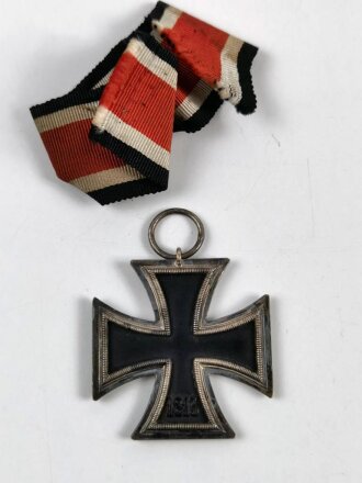 Eisernes Kreuz 2. Klasse 1939 mit Bandabschnitt, Hakenkreuz mit voller Schwärzung