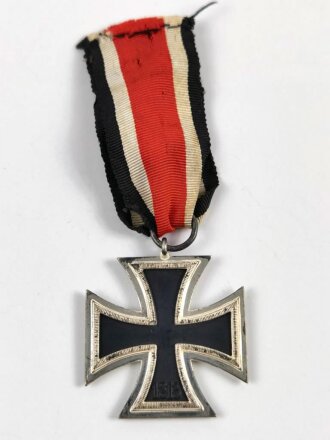 Eisernes Kreuz 2. Klasse 1939 am Band, dieses oben vernäht, Hakenkreuz mit voller Schwärzung, Zarke noch teils mit frostiger versilberung