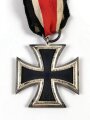 Eisernes Kreuz 2. Klasse 1939 am Band, dieses oben vernäht, Hakenkreuz mit voller Schwärzung, Zarke noch teils mit frostiger versilberung