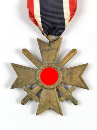 Kriegsverdienstkreuz 2. Klasse 1939 mit Schwertern am Band, Buntmetall