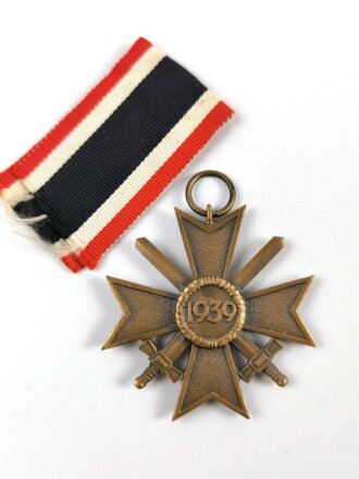 Kriegsverdienstkreuz 2. Klasse 1939 mit Schwertern mit Bandabschnitt, Buntmetall