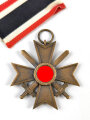 Kriegsverdienstkreuz 2. Klasse 1939 mit Schwertern mit Bandabschnitt, Buntmetall