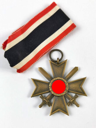 Kriegsverdienstkreuz 2. Klasse 1939 mit Schwertern mit Bandabschnitt, Hersteller 65 im Bandring für " Klein & Quenzer A.G., Idar Oberstein ", Buntmetall