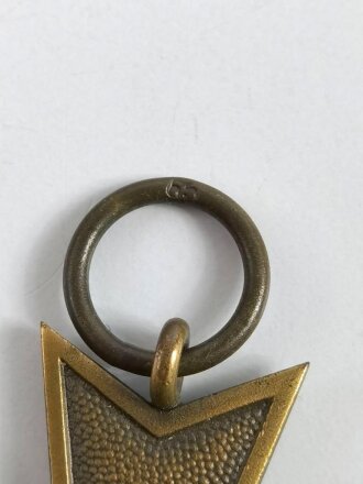 Kriegsverdienstkreuz 2. Klasse 1939 mit Schwertern mit Bandabschnitt, Hersteller 65 im Bandring für " Klein & Quenzer A.G., Idar Oberstein ", Buntmetall