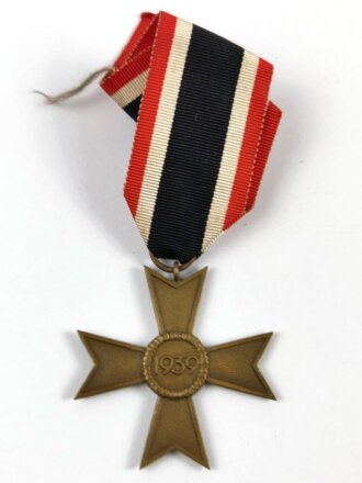 Kriegsverdienstkreuz 2. Klasse 1939 ohne Schwerter am Band, Hersteller 11 im Bandring für " Grossmann & Co., Wien ", Buntmetall