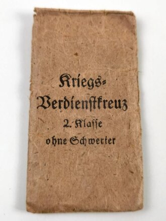 Kriegsverdienstkreuz 2. Klasse 1939 ohne Schwerter mit Hersteller 41 im Bandring für " Gebrüder Bender, Oberstein " mit passender Verleihungstüte, diese seitlich eingerissen, sonst guter Zustand