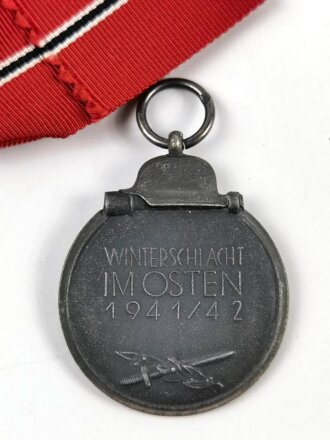 Medaille " Winterschlacht im Osten " mit Bandabschnitt, Hersteller 56 im Bandring für " Robert Hauschild, Pforzheim ", guter Zustand