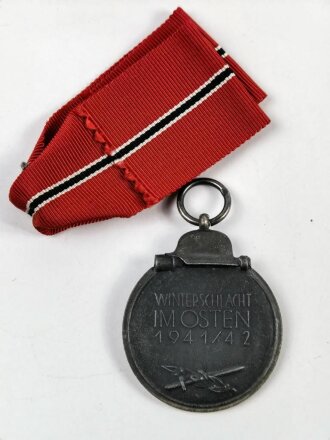 Medaille " Winterschlacht im Osten " mit Bandabschnitt, Hersteller 56 im Bandring für " Robert Hauschild, Pforzheim ", guter Zustand